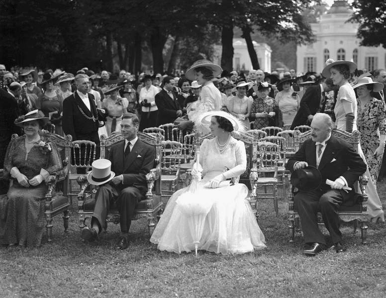 Invites par albert lebrun en 1938 le roi george vi et la reine elisabeth ont profite du jardin de bagatelle