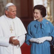 Queen elizabeth and pope john paul ii